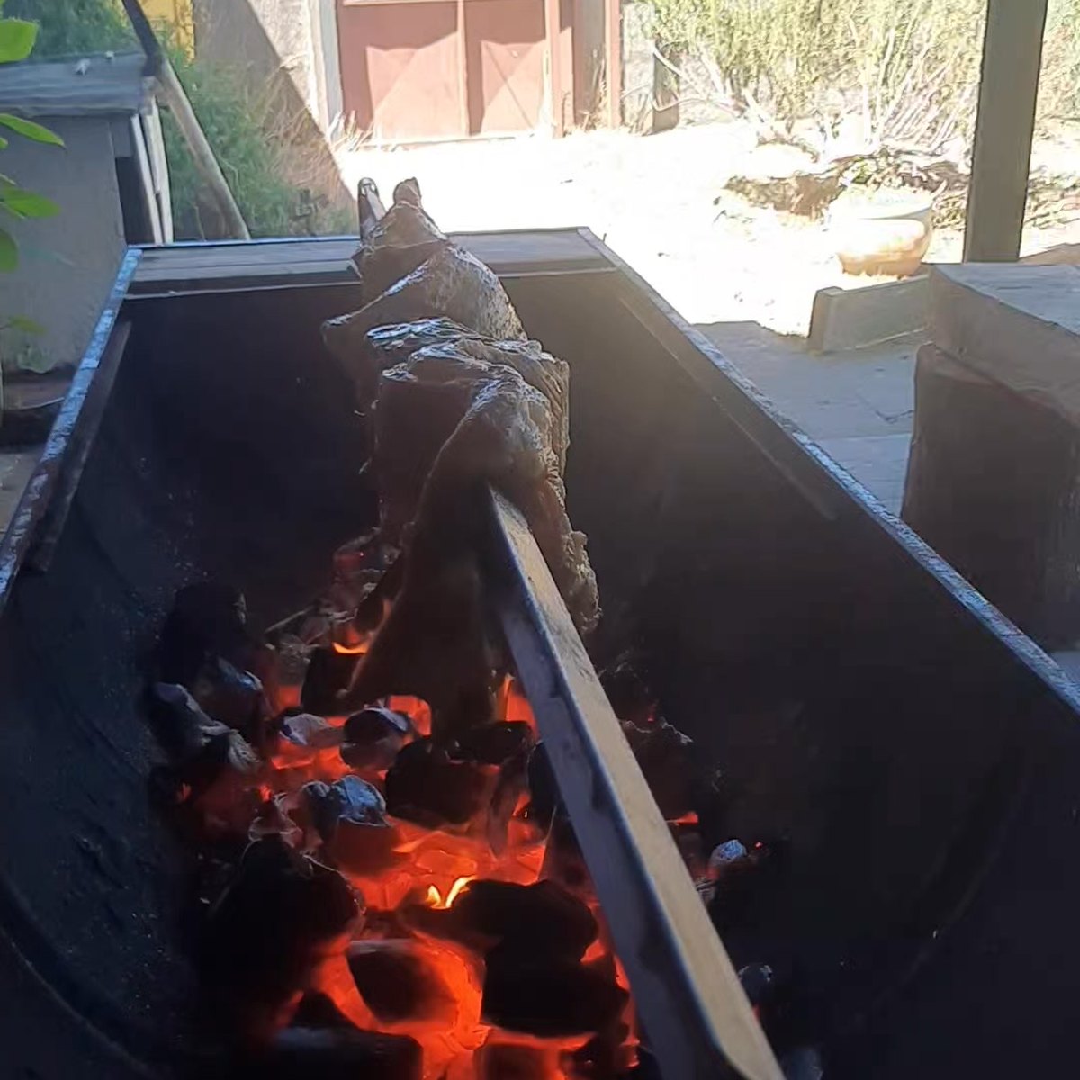 Brasas encendidas en plano cercano, listas para el asado