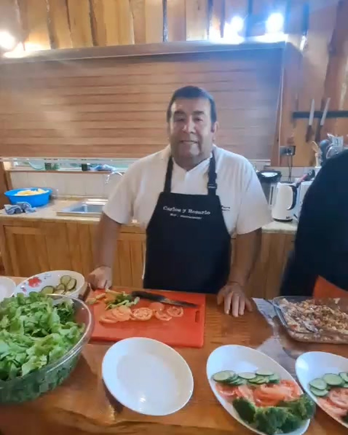 El dueño de chef con una tabla de platos servidos