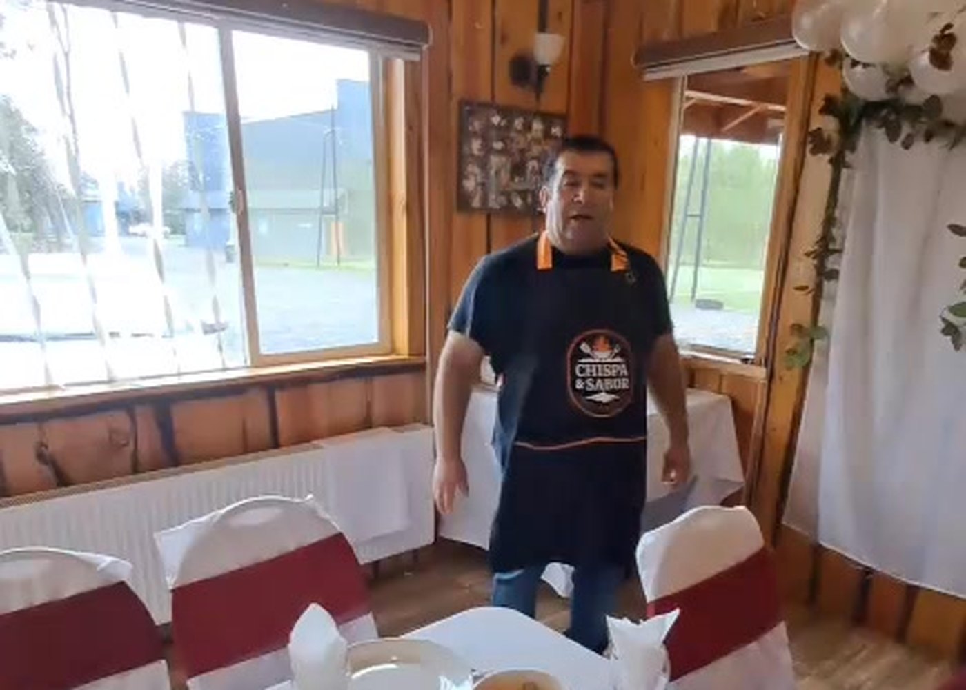 Salón de eventos montado con mesas vestidas para una celebración