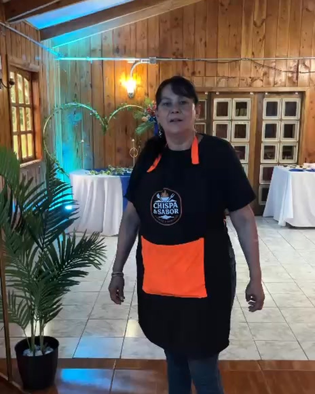 La señora sirviendo en un salón montado para un evento